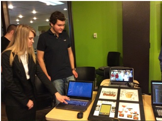 Foto: Estudiantes en la clase del Dr. Pettit mostrando «Barista Buddy», una aplicación para escoger café