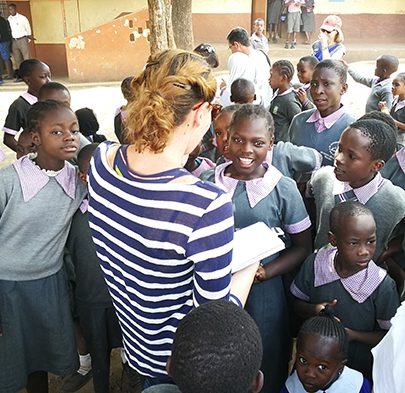 La periodista Ana Gómez Parra, de El Confidencial, con niños del colegio Saint John.