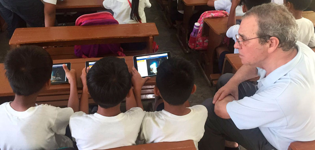 D. César Alierta junto con alumnos utilizando las tabletas de ProFuturo.