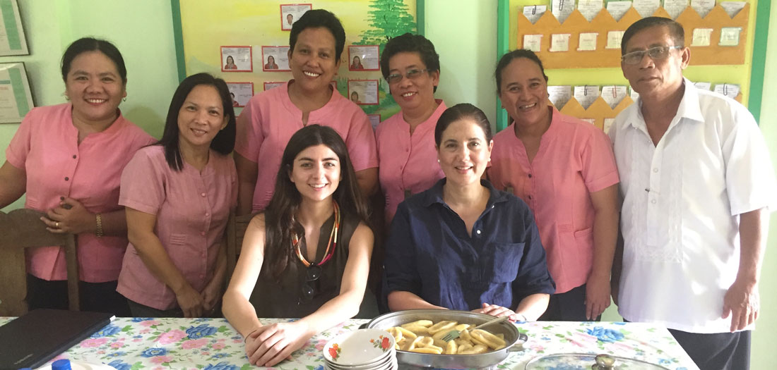 En el centro de la fotografía, María Lacadena y Valentina Ríos, miembros del equipo de Operaciones de ProFuturo, tras ser recibidas por los docentes y directores Libertad Elementary School en Odiongan, Romblon.