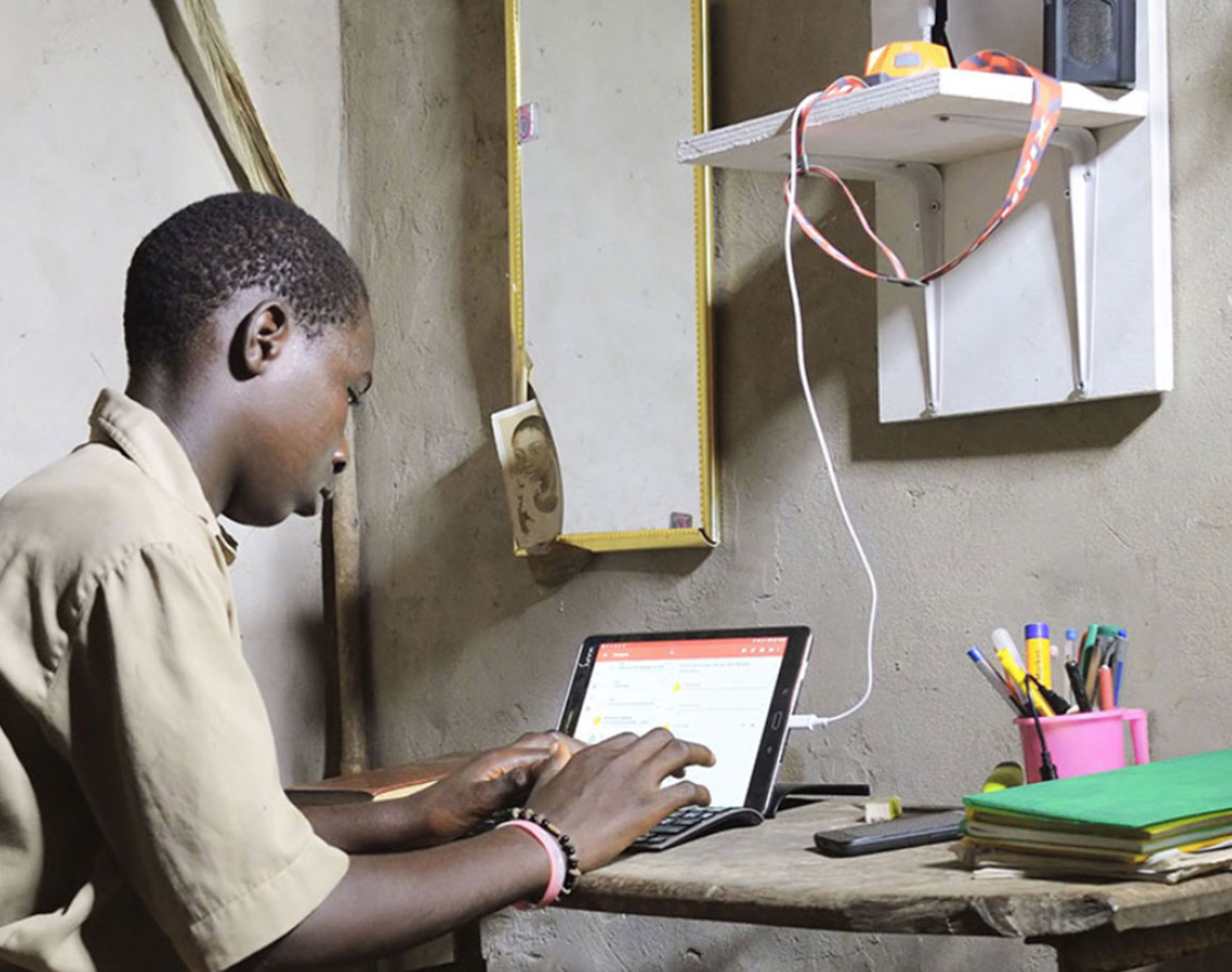 Moon: digital, educational and financial inclusion in a small solar panel