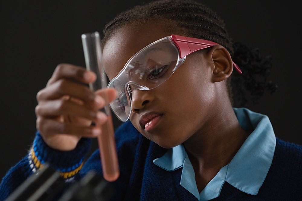 Las chicas son de ciencias: cuatro iniciativas para empoderar a las niñas a través de la tecnología