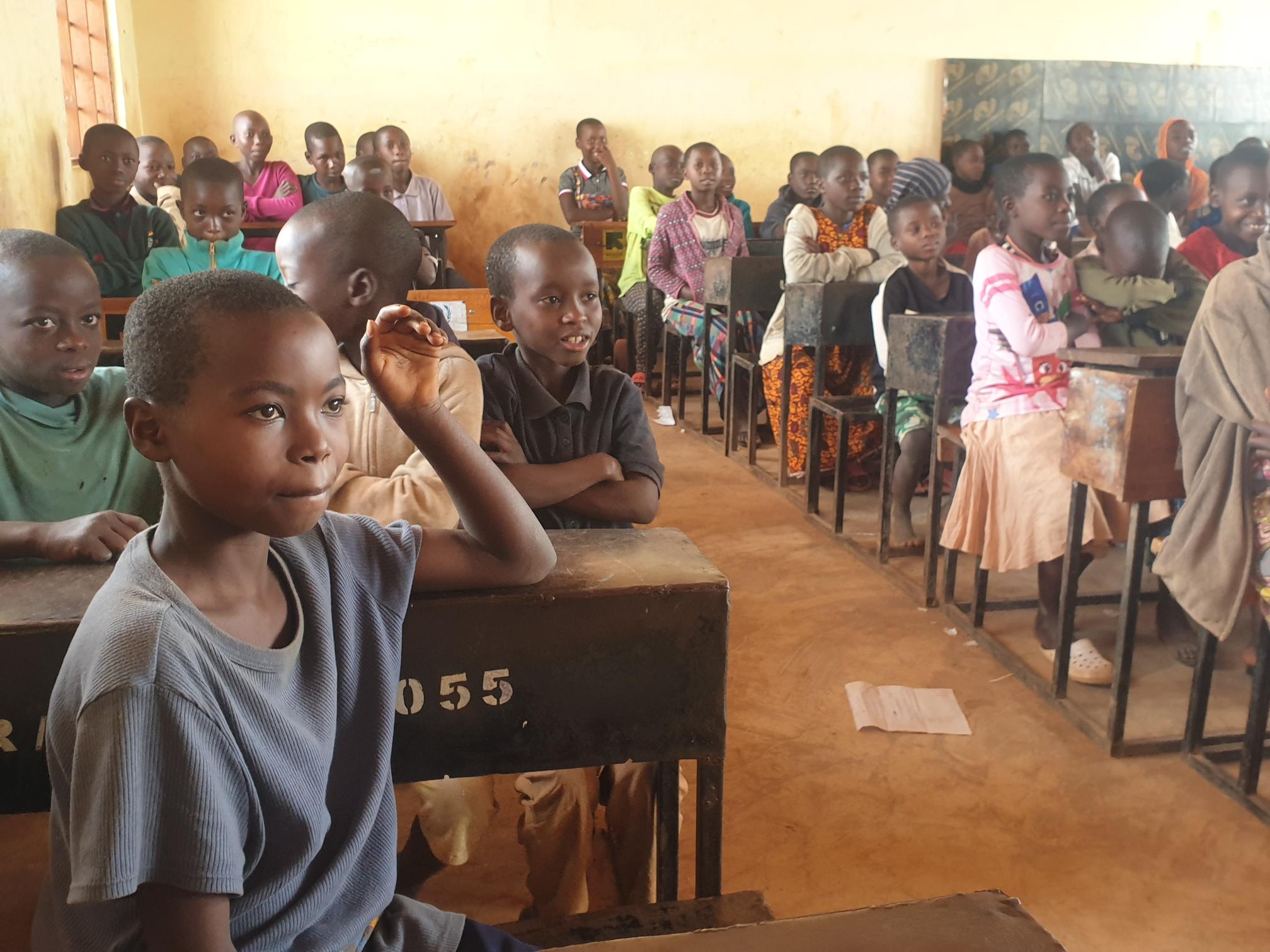 A ProFuturo assina um acordo com o IRC para expandir seu programa de educação digital em contextos de emergência na Tanzânia