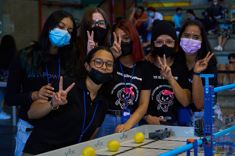 Empoderar a niñas colombianas en tecnología: la revolución STEM de Girl Powered
