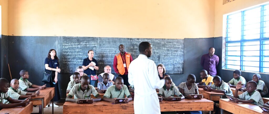 Visita del equipo ProFuturo a una escuela en Ruanda