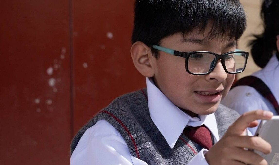 Dos niños en una escuela de Arequipa, Perú.