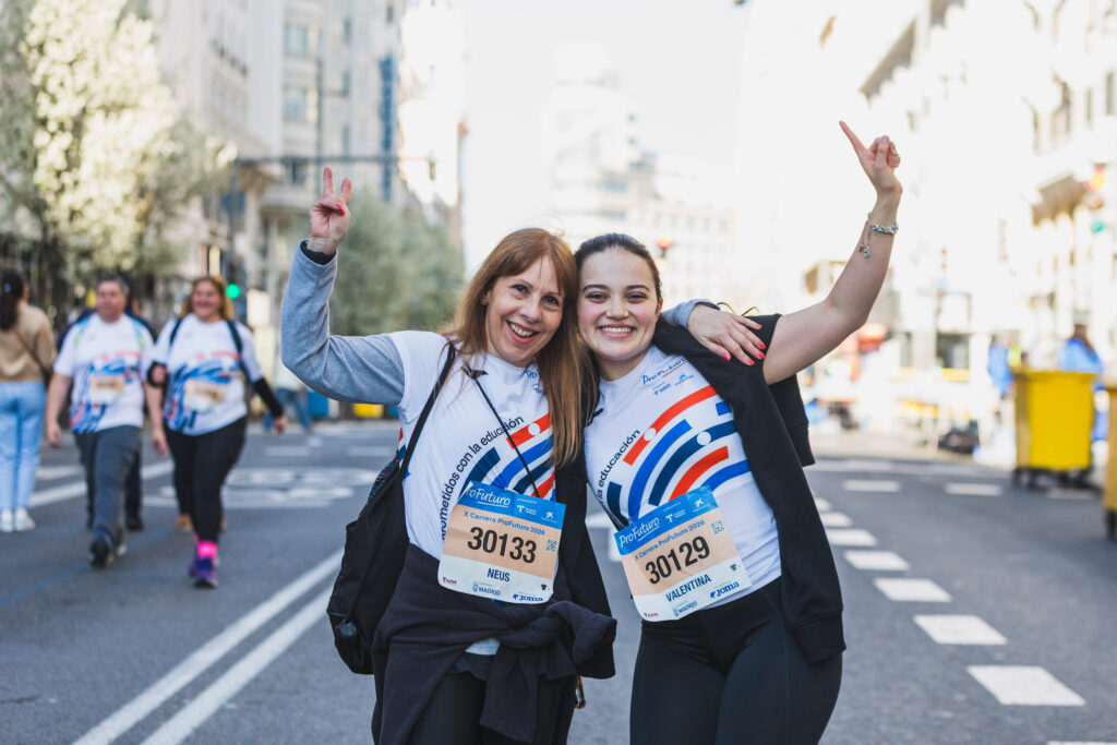 Dos señoras que pasaban por allí...