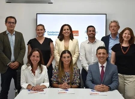 Firma del acuerdo entre Fundación Telefónica, ProFuturo y Fundación Secretariado Gitano.