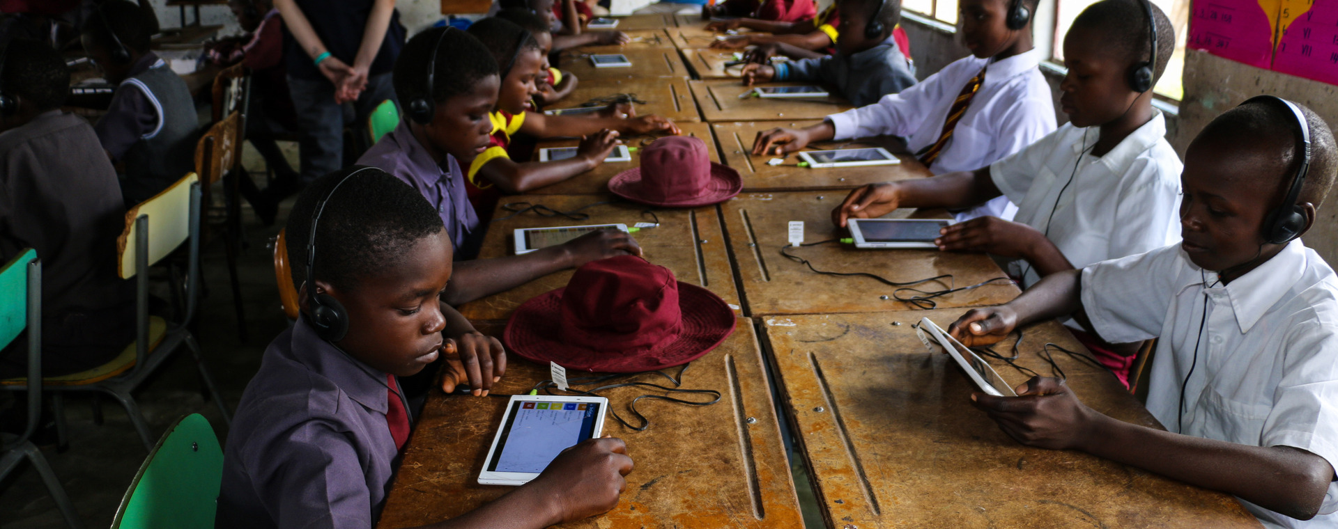 Un grupo de niños en una clase durante la visita de ProFuturo con World Vision a Zimbabue
