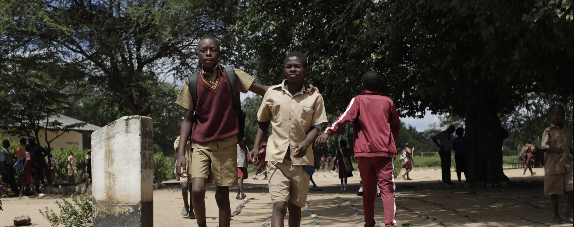 Dos alumnos acuden a una escuela de ProFuturo en Zimbabue. Imagen de dos alumnos que acuden a una escuela de ProFuturo en Zimbabue.