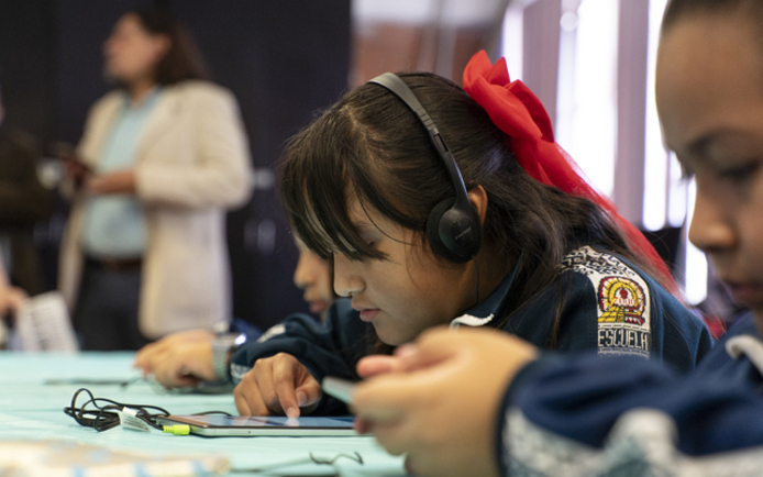 Alumna en escuela de ProFuturo. Alumna en escuela de ProFuturo.